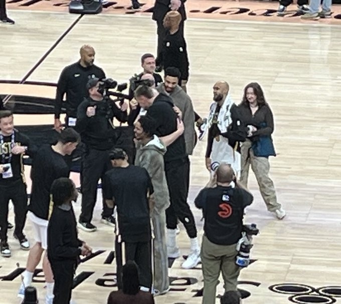 一起拿过冠军!波尔津吉斯赛后与豪泽、塔图姆、怀特寒暄