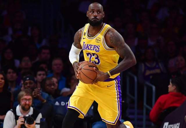 九游娱乐官网-轰21+2+5！斯玛特梦回巅峰，佩林卡签约血赚，他比电风扇强太多了